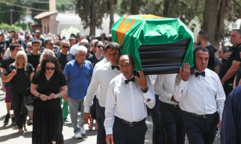 Σύσσωμη η ομάδα του Παναθηναϊκού στην κηδεία του Πάρη Δερμάνη